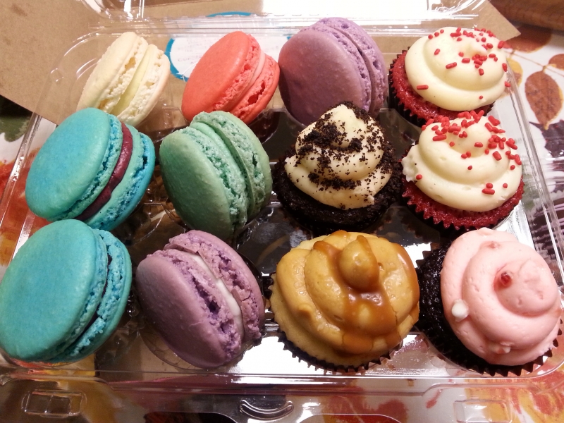 Cupcake & Macarons.jpg